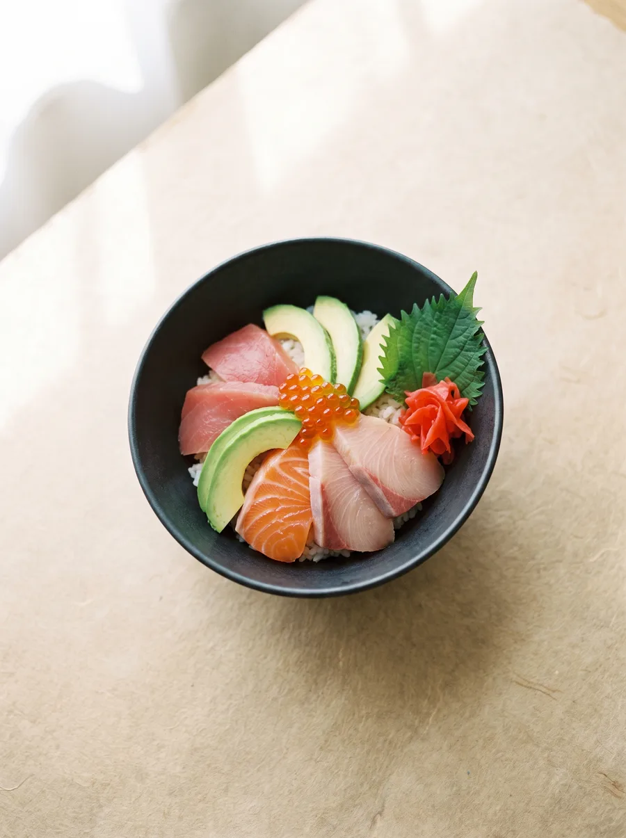 Chirashi-Bowl mit Sashimi, Avocado und Lachskaviar