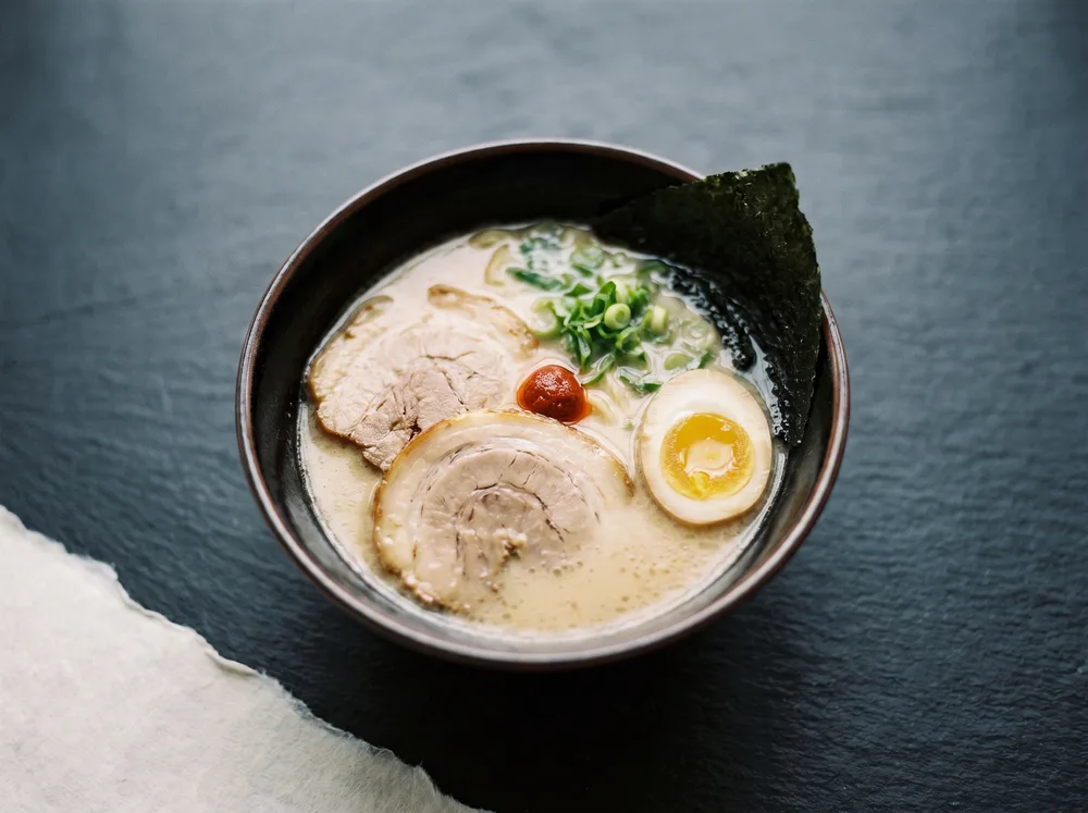 Schale Tonkotsu-Ramen mit Chāshū und Ei von oben