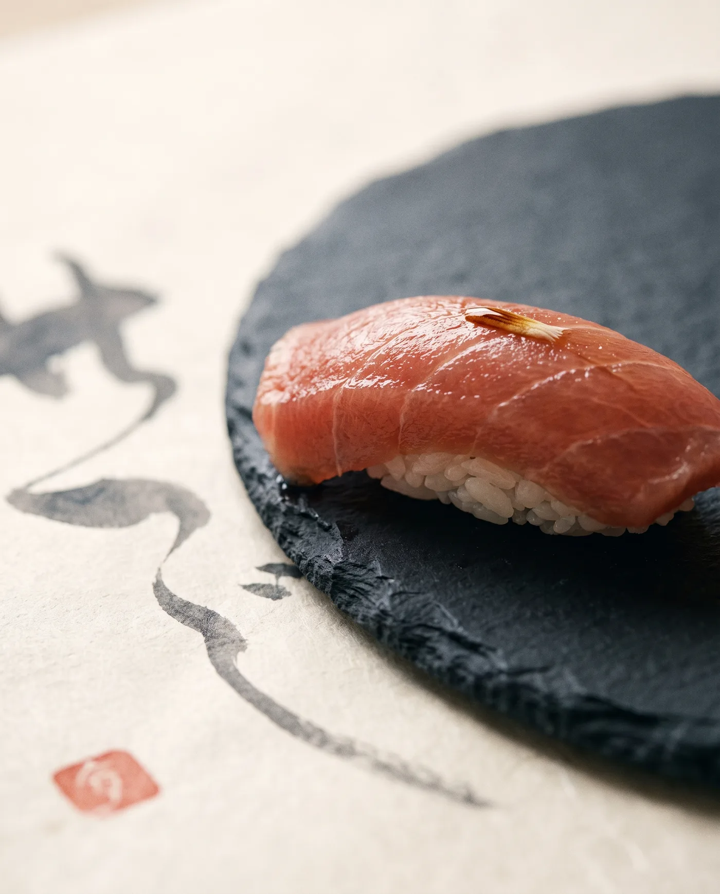 Frisch geformtes Nigiri auf dunklem Schiefer